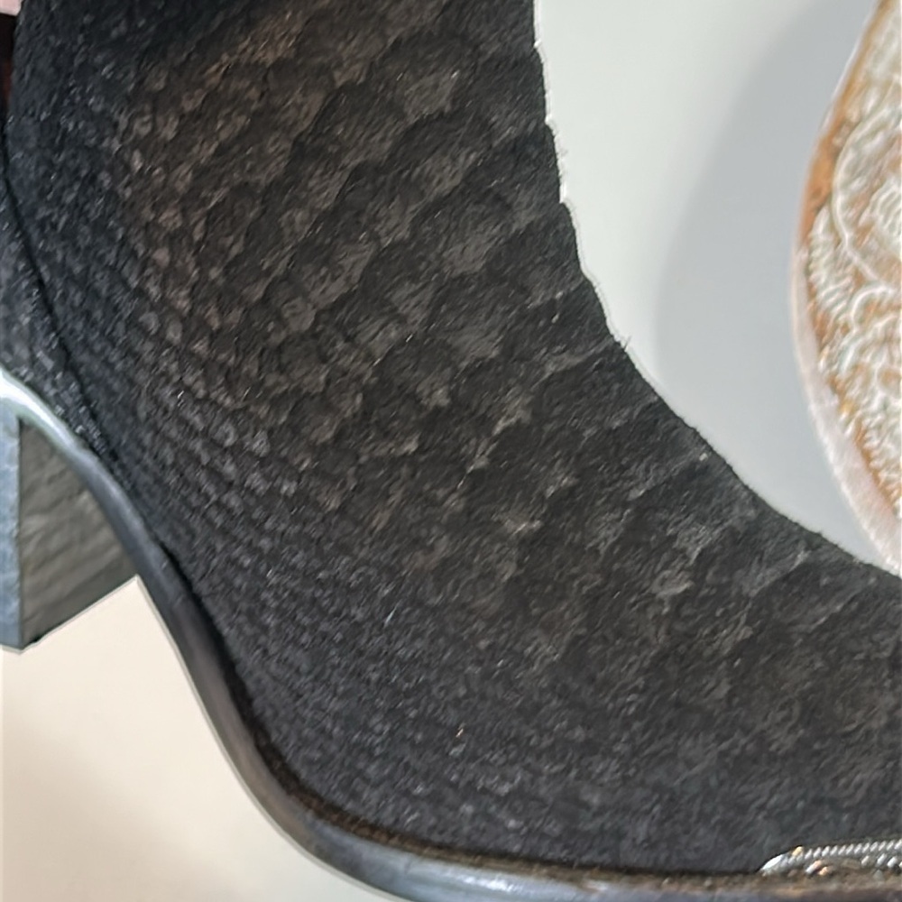 JEFFREY CAMPBELL BLACK SNAKESKIN DESIGN BOOTIES SIZE 6 - Picture 10 of 12